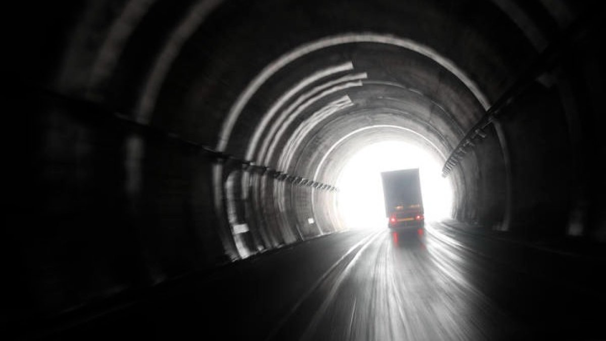 Un camión circula por uno de los túneles de la AP-66. JESÚS F. SALVADORES