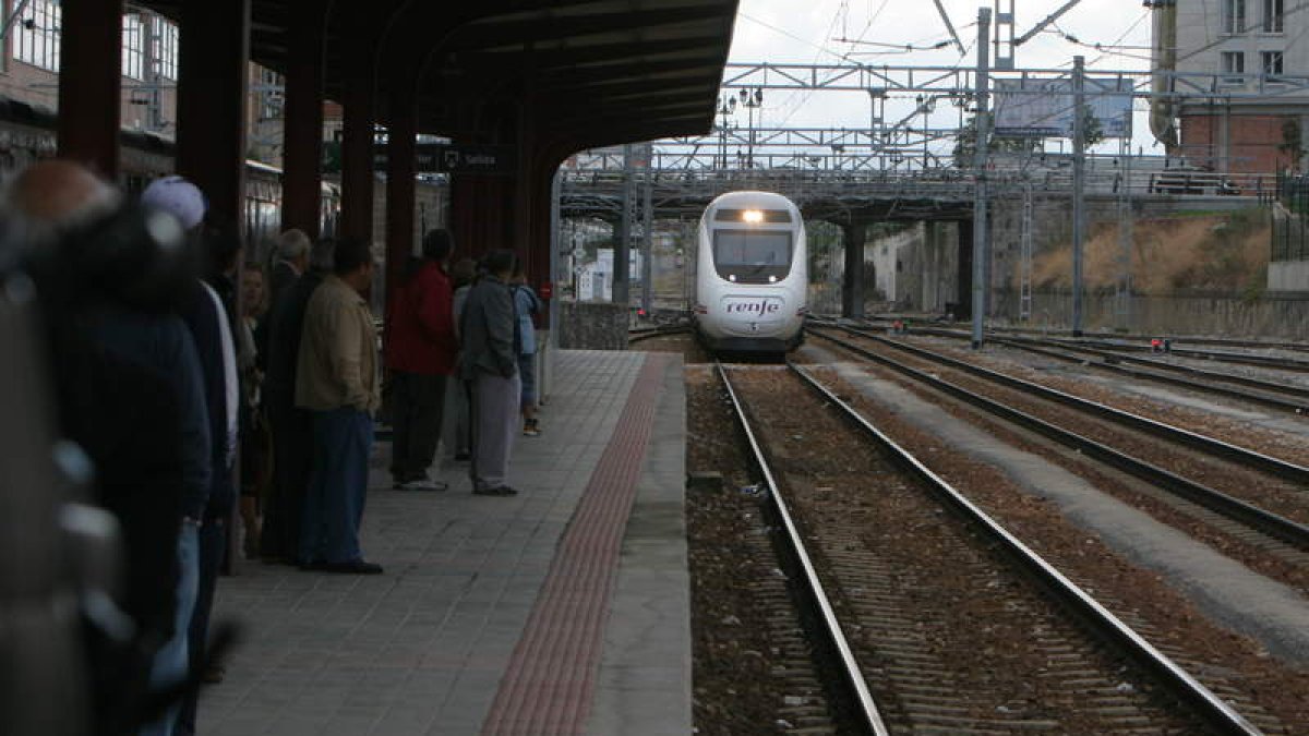 Un tren Alvia, entrando en la estación de Ponferrada en una imagen de archivo. L. DE LA MATA