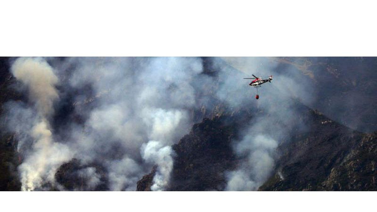 Junto al de Boca de Huérgano, el incendio de la Tebaida berciana en Ponferrada (1.406 hectáreas quemadas) alcanzó el nivel dos. La Concejalía de Medio Rural agradeció ayer las ayudas.