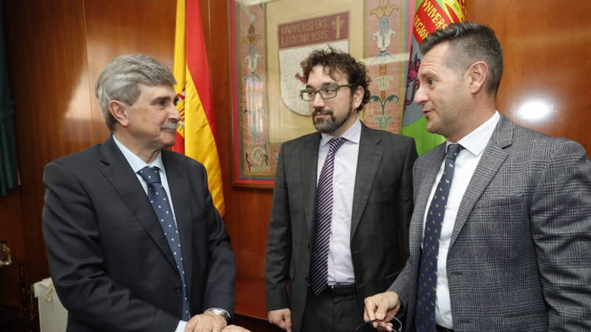 Juan Francisco García Marín, Santiago Cuesta y Alberto Fernández Sutil, ayer en la ULE. RAMIRO
