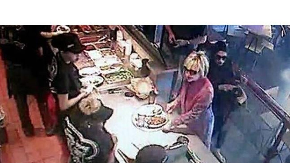 Hillary Clinton, con gafas, en una imagen de las cámaras de seguridad del restaurante Chipotle de Maumee, en Ohio, el lunes.