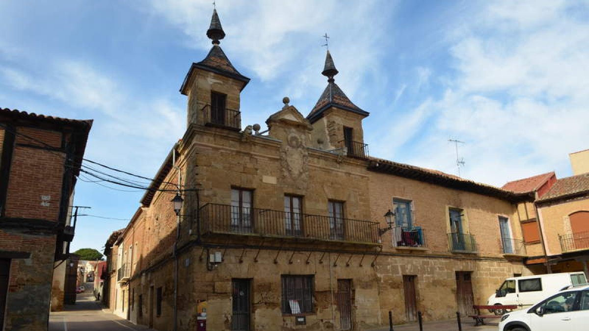 Imagen que presenta actualmente la antigua casa consistorial de Valderas, ubicada en la plaza Santa Marta (plaza Mayor). MEDINA