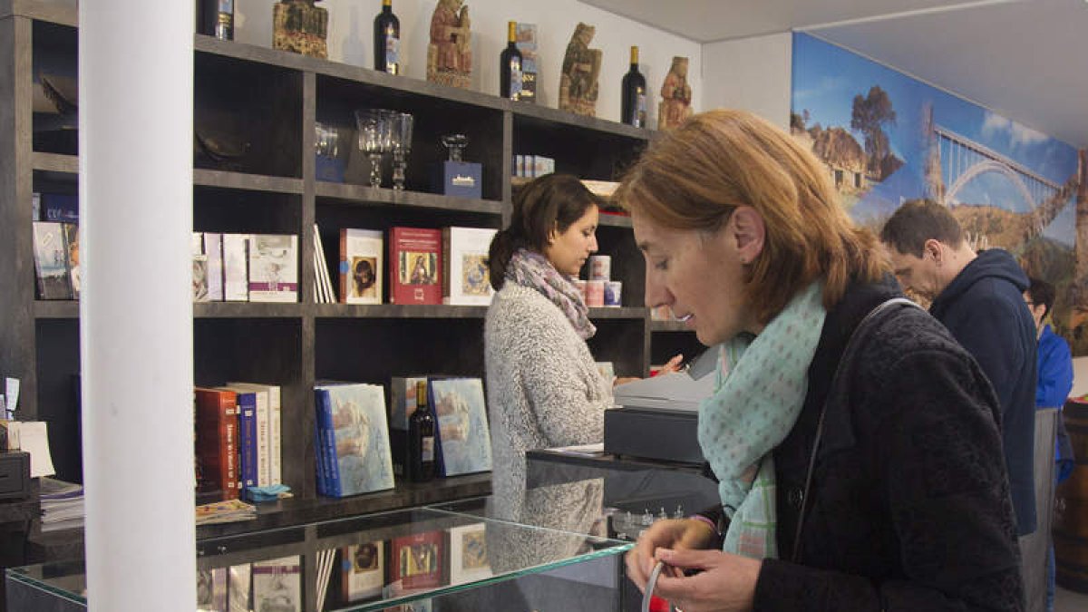 Una visitante busca un regalo en la tienda tras contemplar la exposición. MARIAM A. MONTESINOS
