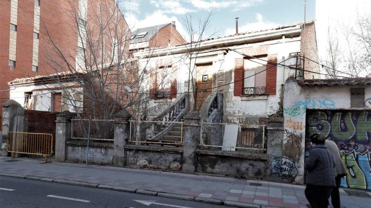 Las casas de los números 27 y 29 de Los Osorios llevan más de diez años abandonadas. RAMIRO