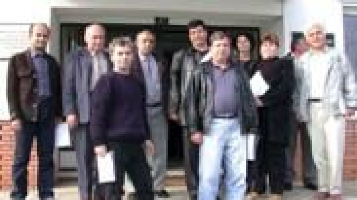 Los representantes de los regantes rumanos posan en Hospital de Órbigo