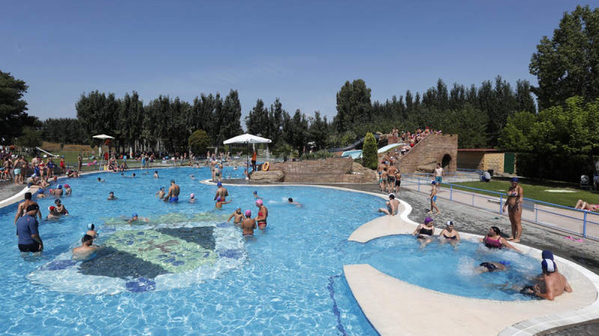 Imagen del pasado verano de las piscinas de Valencia de Don Juan. JESÚS F. SALVADORES