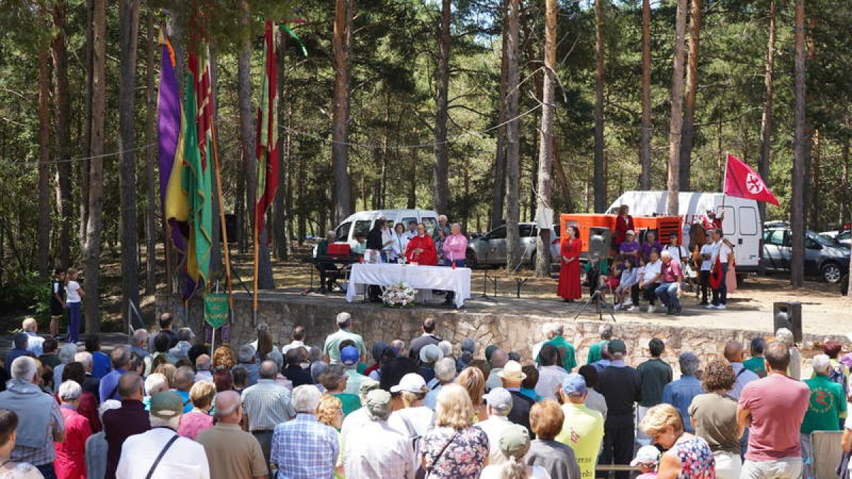 Imagen de la misa campestre celebrada ayer a orillas del pantano de Villameca. J. NOTARIO