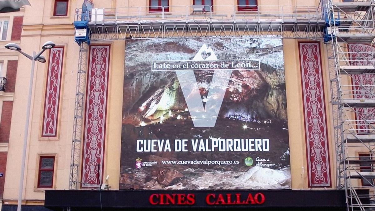 Imagen de la cueva Valporquero en las pantallas de Callao