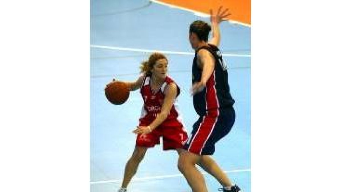 Nuria Ramiro intenta frenar a Manuela Montero en el partido de ayer