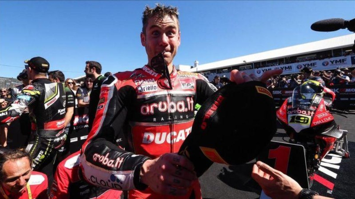 Álvaro Bautista (Ducati) muestra su felicidad, hoy, en el corralito del circuito de Phillip Island (Australia).