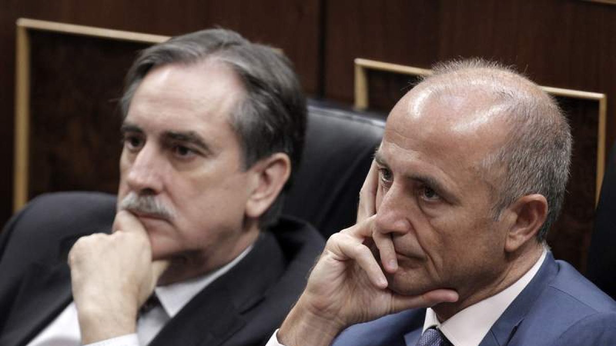 Los ministros de Trabajo e Industria, Valeriano Gómez y Miguel Sebastián, en el pleno del martes.