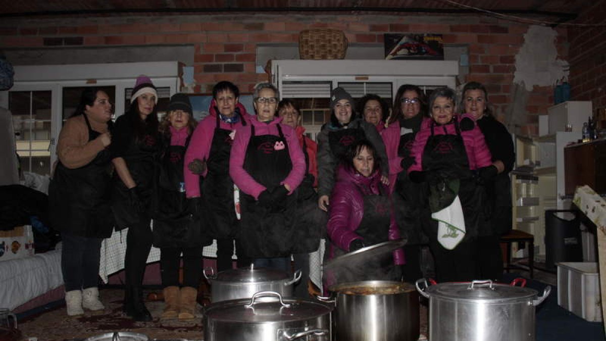 Las mujeres de la asociación Santa Águeda de Riaño, cocinando las patatas con carne. CAMPOS