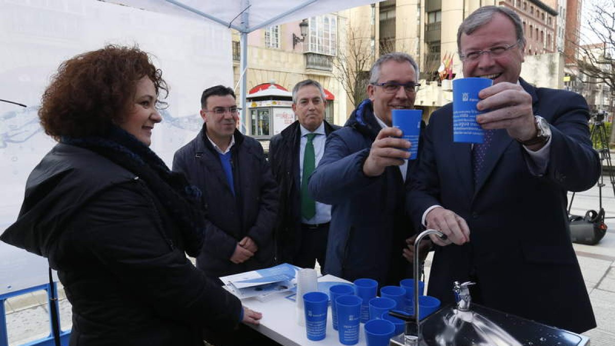 López Benito y Silván, en la caseta de reparto de agua, ayer frente al consistorio de Ordoño. RAMIRO