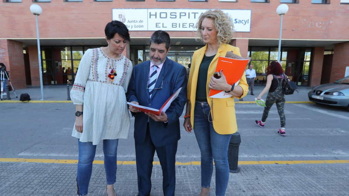Rosa Luna, Manuel Mitadiel y Ruth Santín, ayer a las puertas del Hospital del Bierzo. ANA F. BARREDO