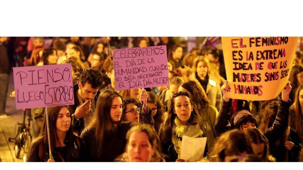 Alrededor de un millar de personas participaron ayer en la manifestación que recorrió el centro de la capital leonesa. RAMIRO