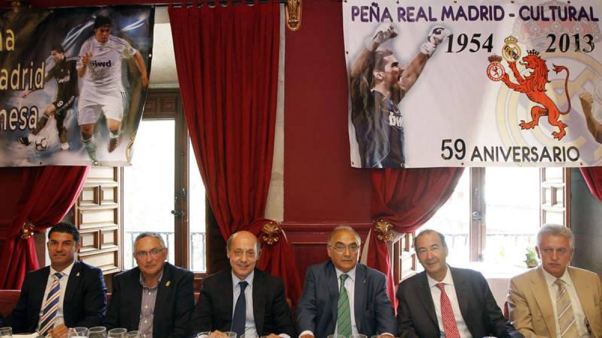 Eduardo Fernández de Blas (derecha), vicepresidente del Real Madrid, acudió a la cita.