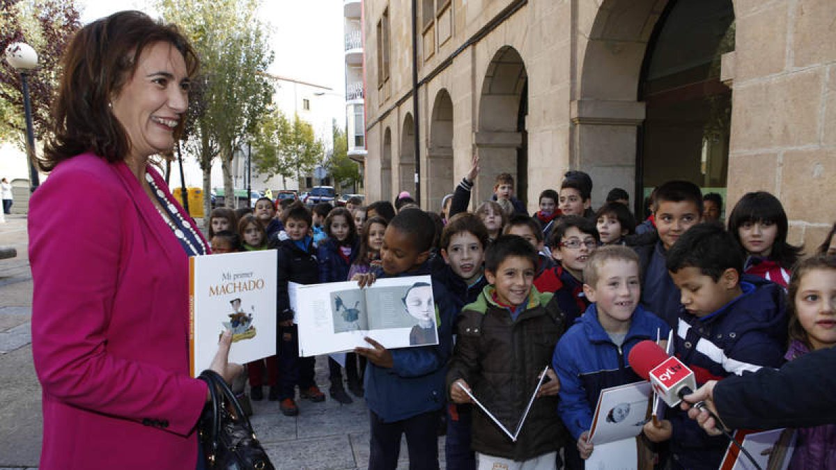 La presidenta de las Cortes, García Cirac, con los niños de Soria que participaron de la presentación del evento.