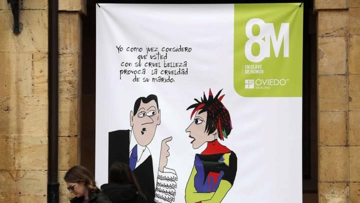 Vista del cartel institucional colgado en el Ayuntamiento de Oviedo