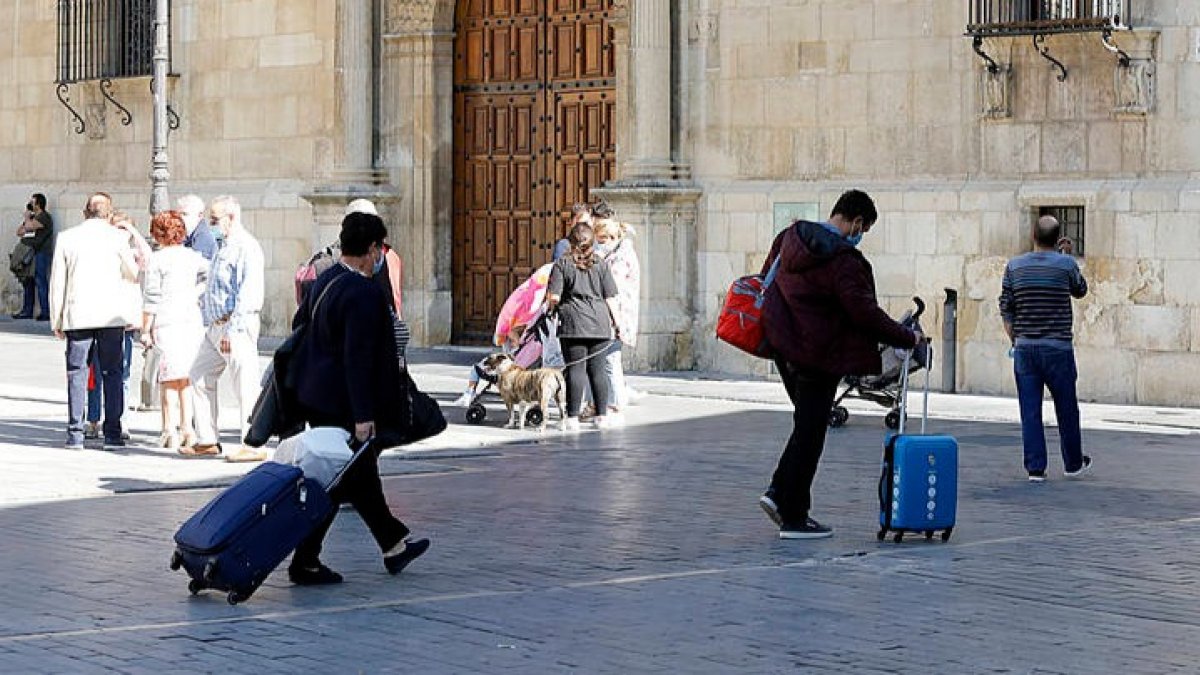 Turistas por el centro de León. MARCIANO PÉREZ