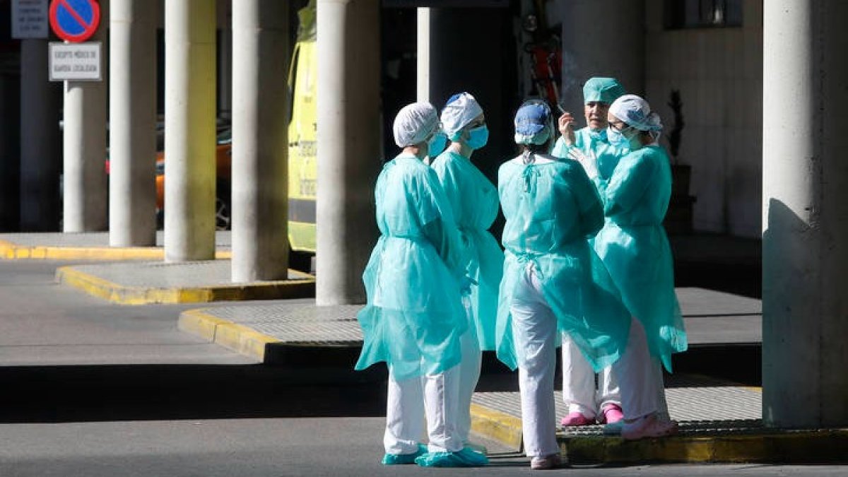Varias enfermeras efectúan un receso a las puertas del Complejo Asistencial Universitario de León. RAMIRO