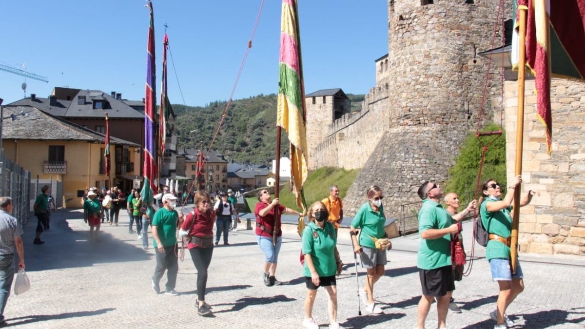 Pendones Leoneses a su paso por el Castillo de Ponferrada. DL