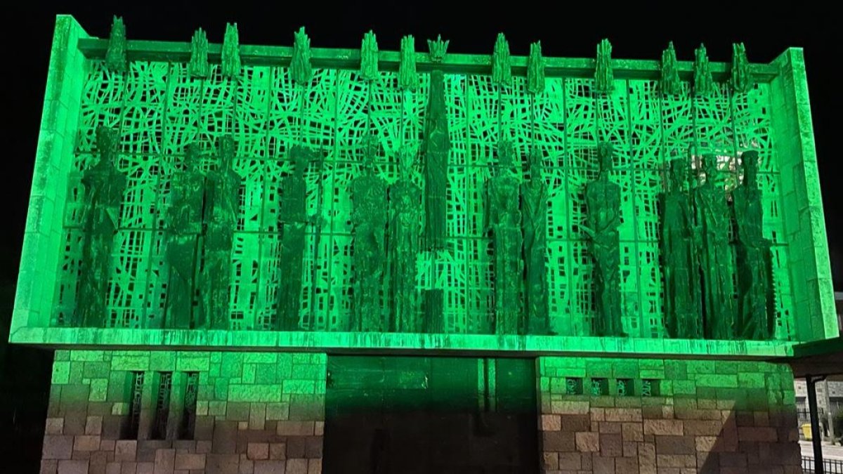 El santuario de La Virgen, iluminado en color verde por la Guardia Civil. DL