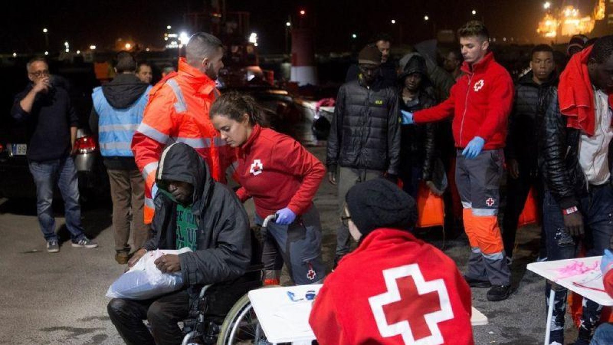 Tras ser atendidas por la Cruz Roja, las 49 personas han sido puestas a disposición de la Policía Nacional.