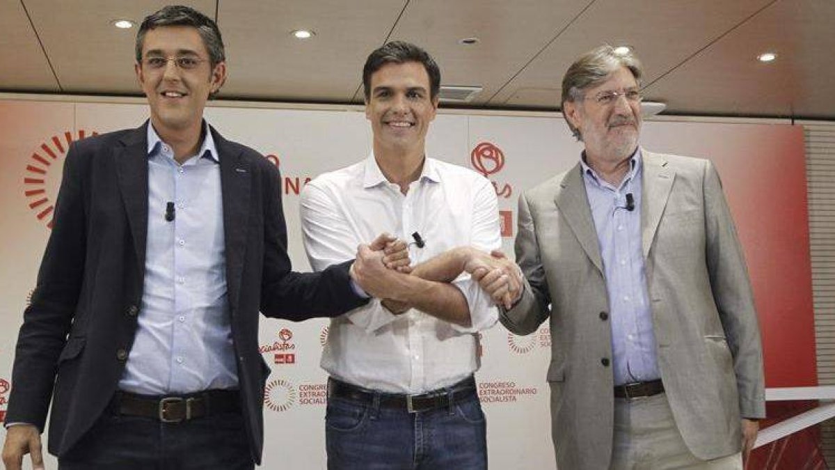 Los tres candidatos a la Secretaría General del PSOEse dan la mano antes de su primer y único debate en la campaña para captar el voto de los militantes socialistas.