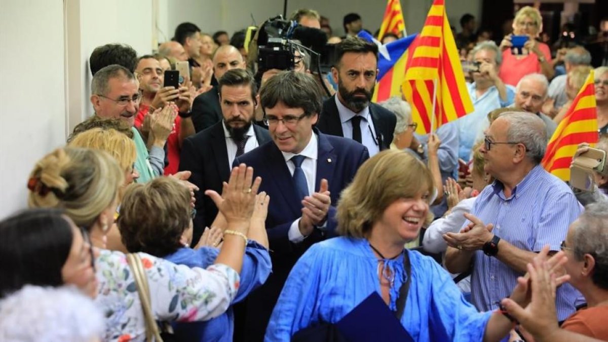 El president Puigdemont, tras la consellera Meritxell Borràs, a su llegada la míting en el Casino de l'Hospitalet