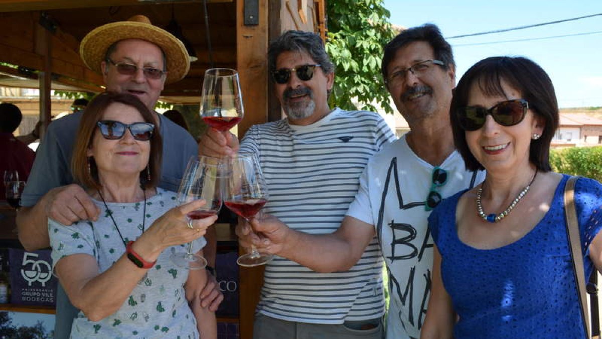 Un grupo de personas brinda con un prieto picudo, ayer a mediodía en Pajares de los Oteros. MEDINA