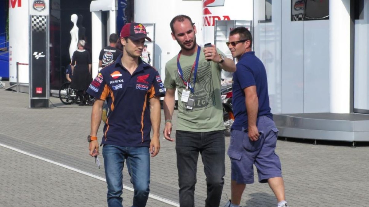 Un aficionado se hace una foto con Dani Pedrosa cuando el piloto catalán acudía a la reunión de Assen.