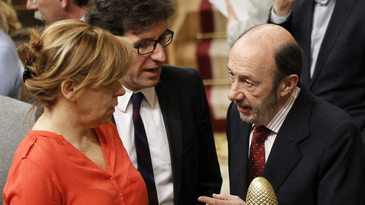 Los socialistas Valenciano, Mosco y Pérez Rubalcaba, ayer en el Congreso de los Diputados.