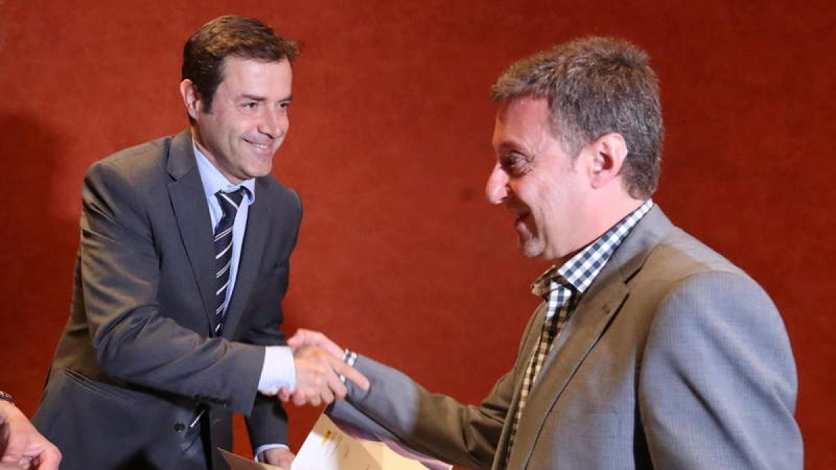 Javier Ramírez entrega el distintivo al propietario de uno de los negocios de la red Sicted. L. DE LA MATA
