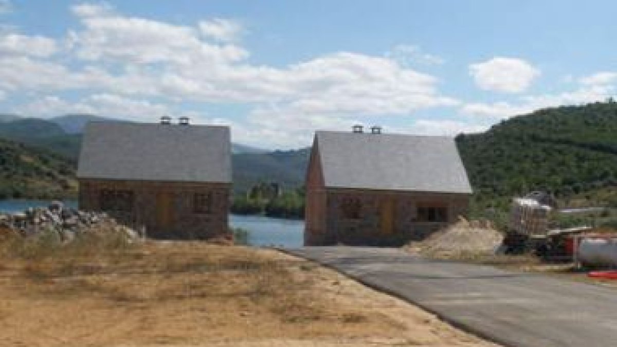 Imagen de las dos viviendas construidas en el Espacio Natural de Las Médulas.