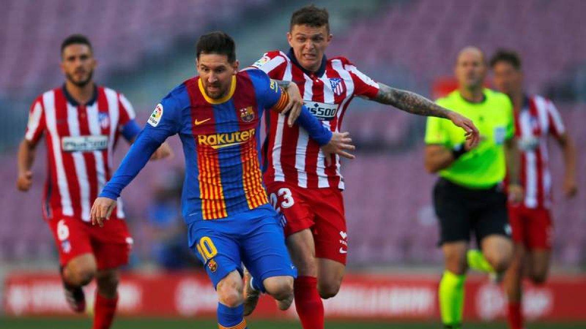 Leo Messi pugna con Kieran Trippier durante un lance del partido de Liga disputado en el Camp Nou. ENRIC FONTCUBERTA