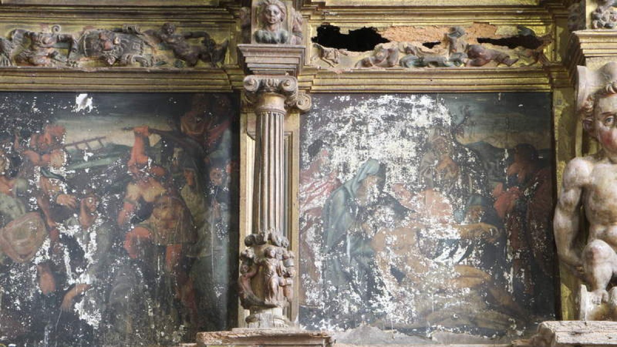 Detalle del retablo principal de la iglesia de Valdavida, que fue desmontado hace tres años por su delicado estado, pero que no ha sido restaurado aún. DL