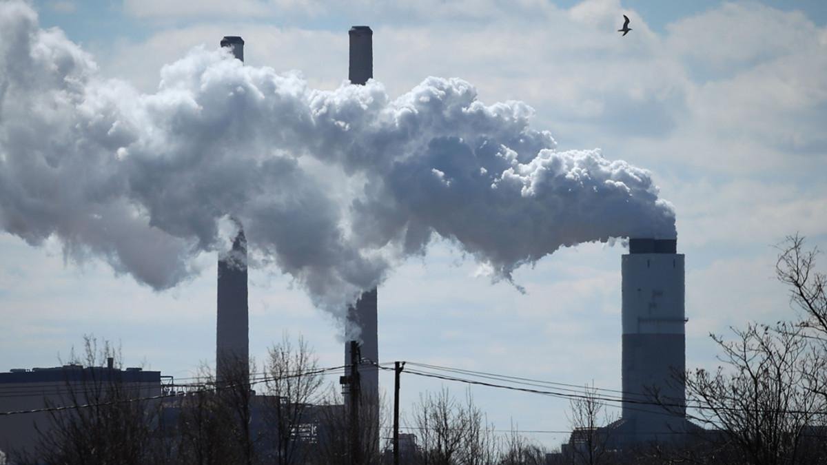 Columna de humo en una planta de producción eléctrica por carbón en Baltimore (Maryland)