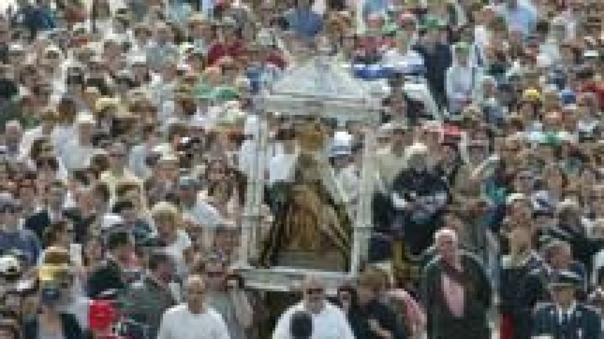 El descenso de la Virgen estuvo acompañado de centenares de personas