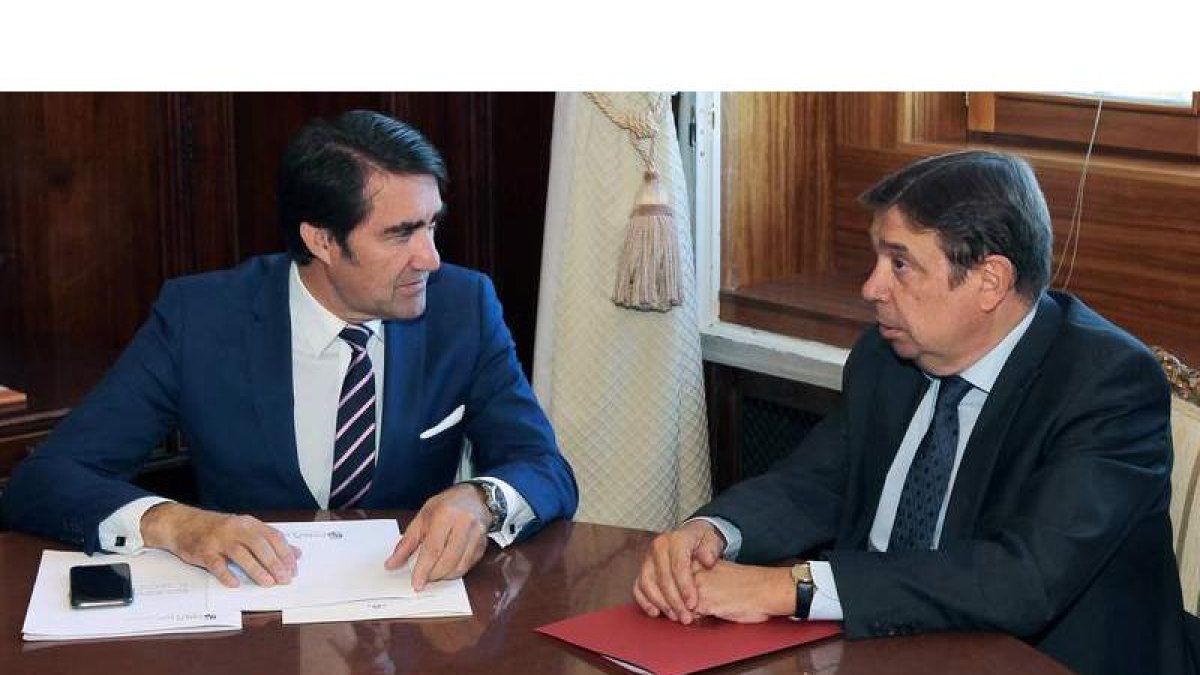 El consejero se reunió ayer con el ministro de Agricultura, Pesca y Alimentación en Madrid. JUAN LÁZARO