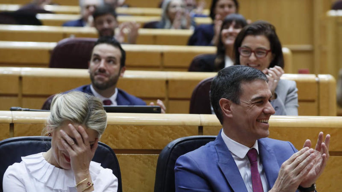 Pedro Sánchez y la vicepresidenta Yolanda Díaz ayer en el Senado, en la sesión de control al Gobierno. MARISCAL