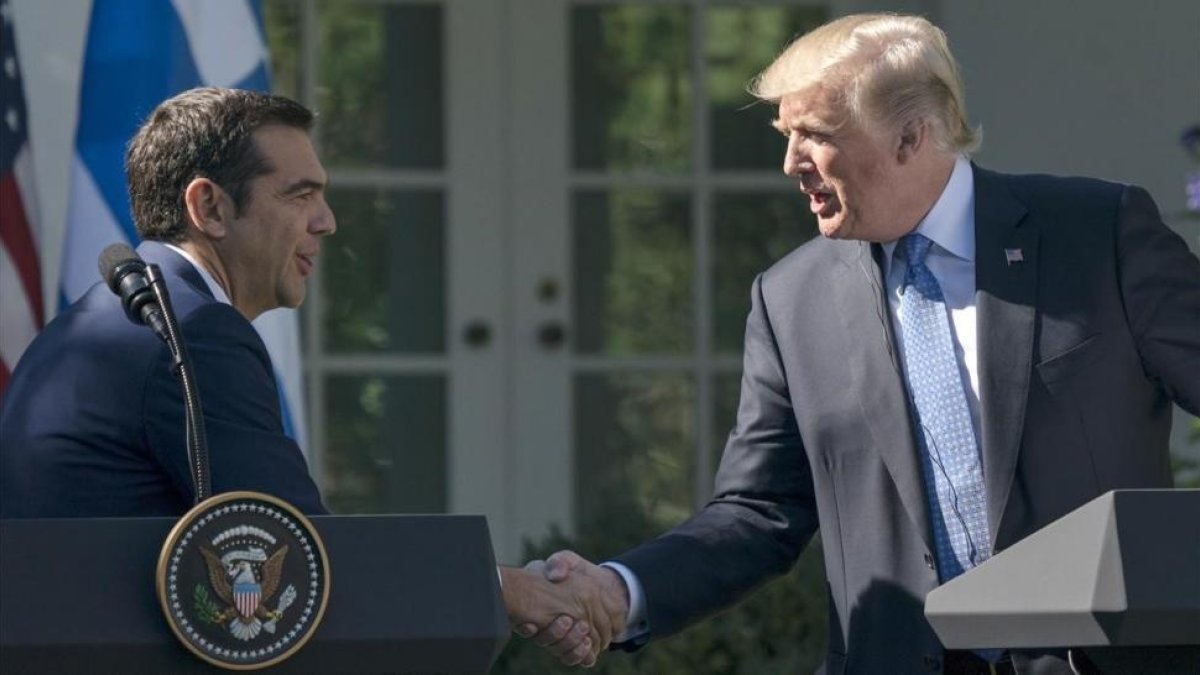 Trump (derecha) estrecha la mano al primer ministro griego, Alexis Tsipras, en los jardines de la Casa Blanca, el 17 de octubre.