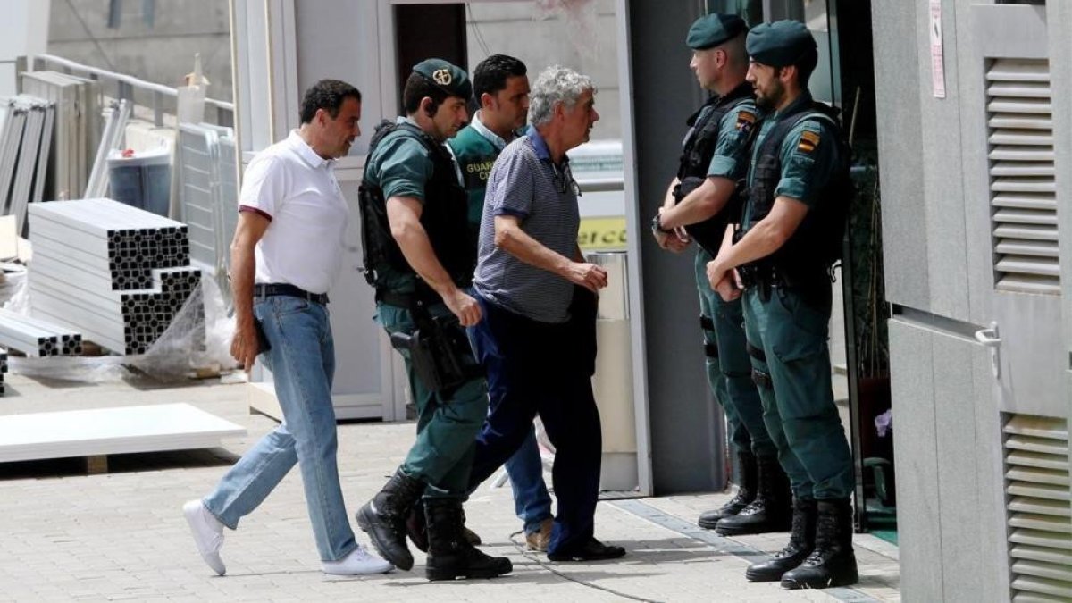 Llegada de Ángel María Villar a la Real Federacion de Futbol acompañado por efectivos de la Guardia Civil.