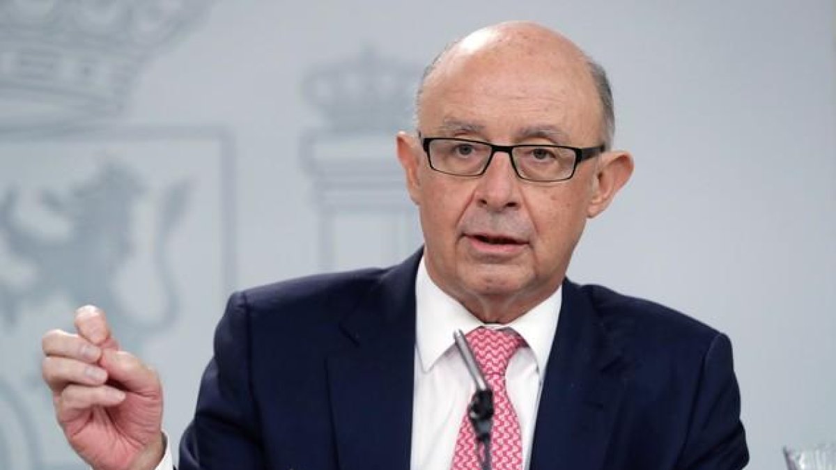 El ministro de Hacienda, Cristóbal Montoro, ha detallado que la Administración Central cerró el ejercicio del 2017 con un déficit de 1,9% del PIB (cuando su objetivo era del 1,1%).