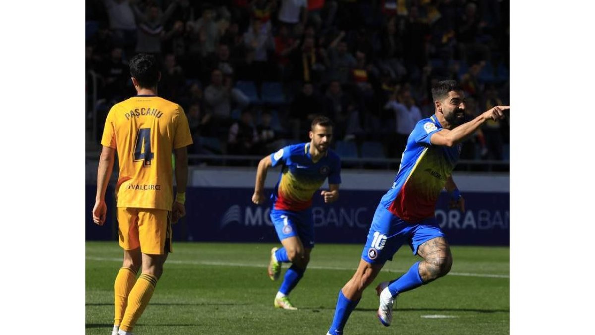 Carlos Martínez anotó tres goles en el partido de la primera vuelta contra la Deportiva. LOF