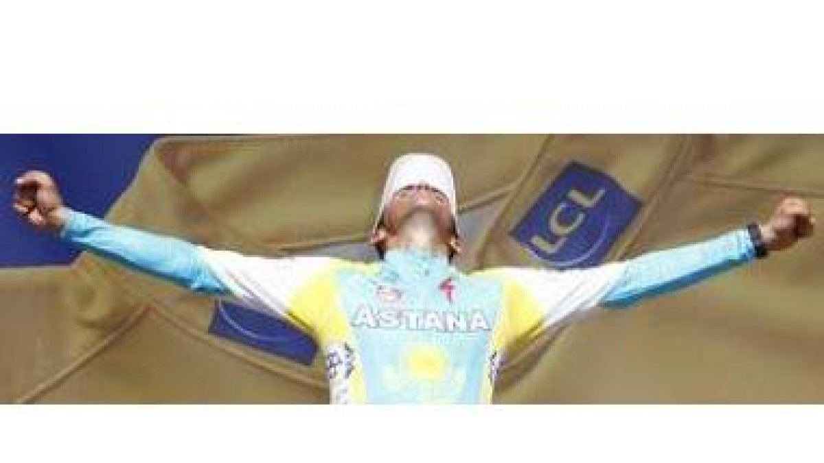El ciclista español Alberto Contador se libera en el podio de la tensión del Tour.