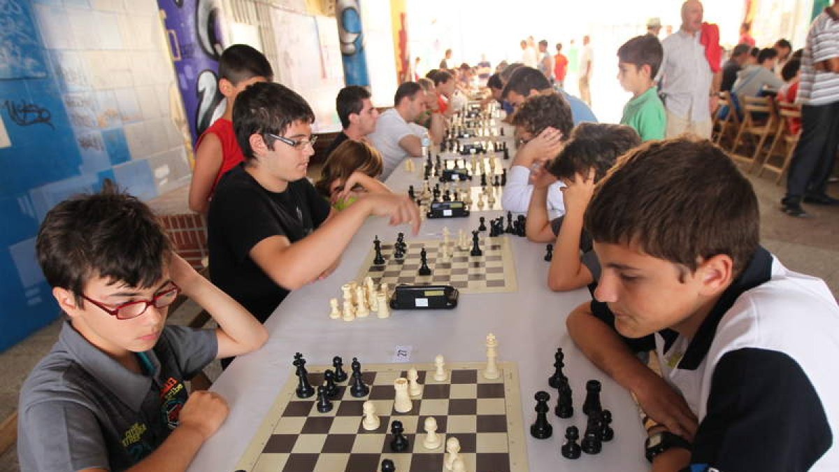 Los jóvenes se enfrentaron en ocho rondas en diferentes categorías del torneo de ajedrez.