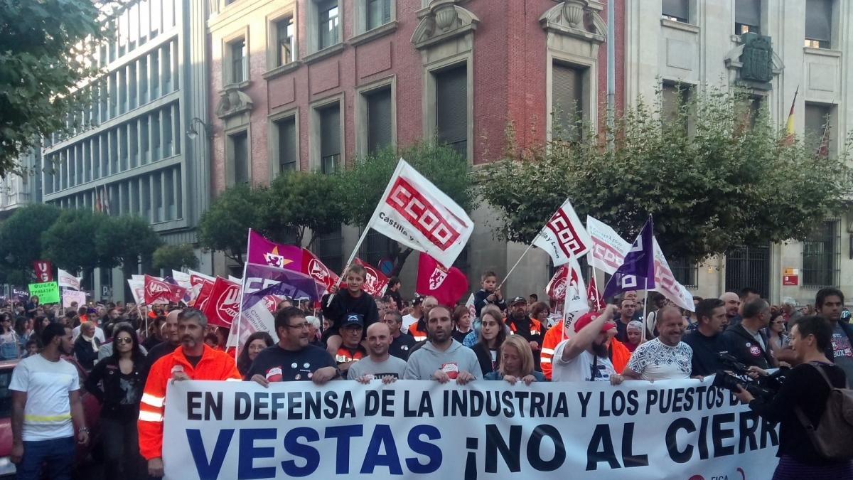 Imagen de la manifestación a su paso por la plaza de Calvo Sotelo