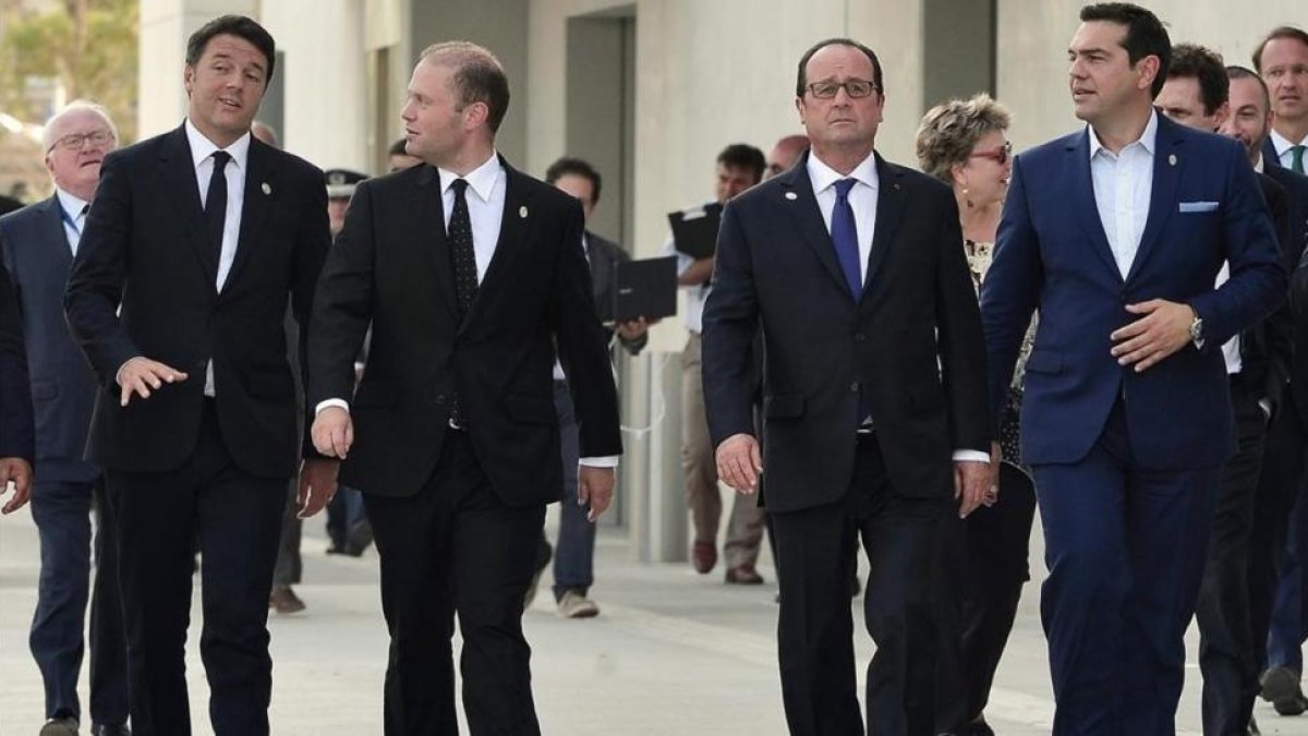 De izquierda a derecha, el 'premier' italiano, Matteo Renzi, y su homólogo maltés, Joseph Muscat; el presidente francés, François Hollande, y el primer ministro griego Alexis Tsipras , en Atenas, este viernes.