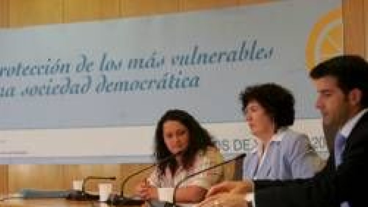 Montserrat Rodríguez, Estrella Rodríguez y Juan Francisco Escudero durante el curso de verano
