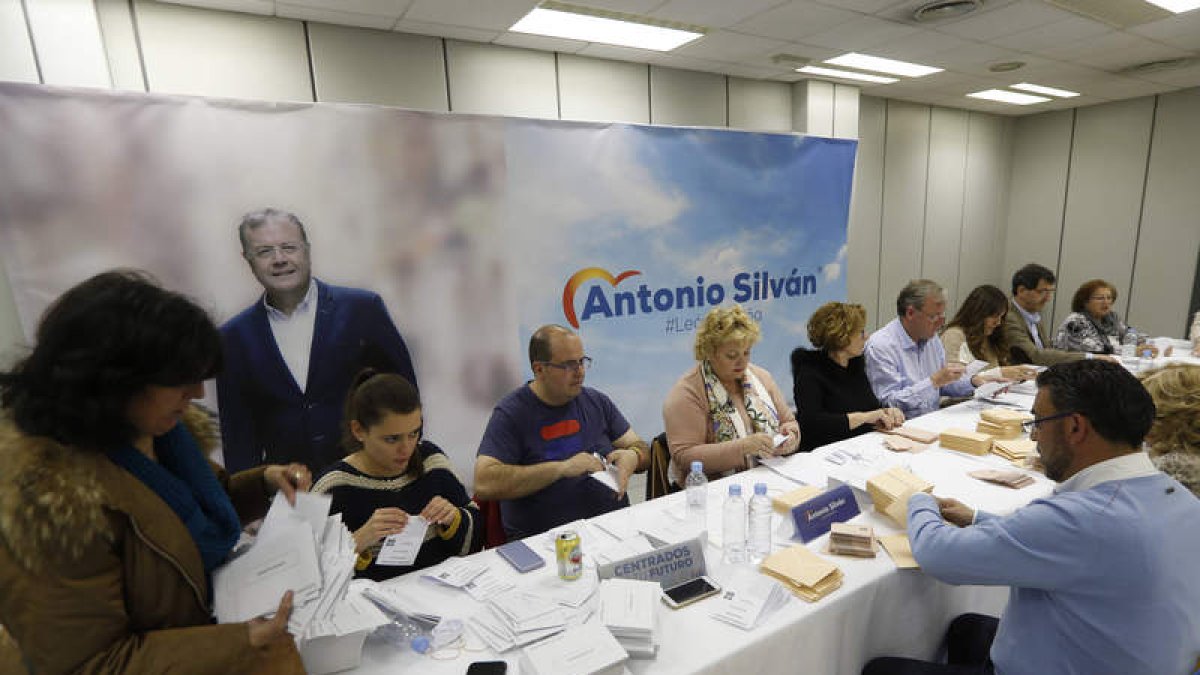 Voluntarios del PP ensobran papeletas en la sede de la capital leonesa. JESÚS F. SALVADORES